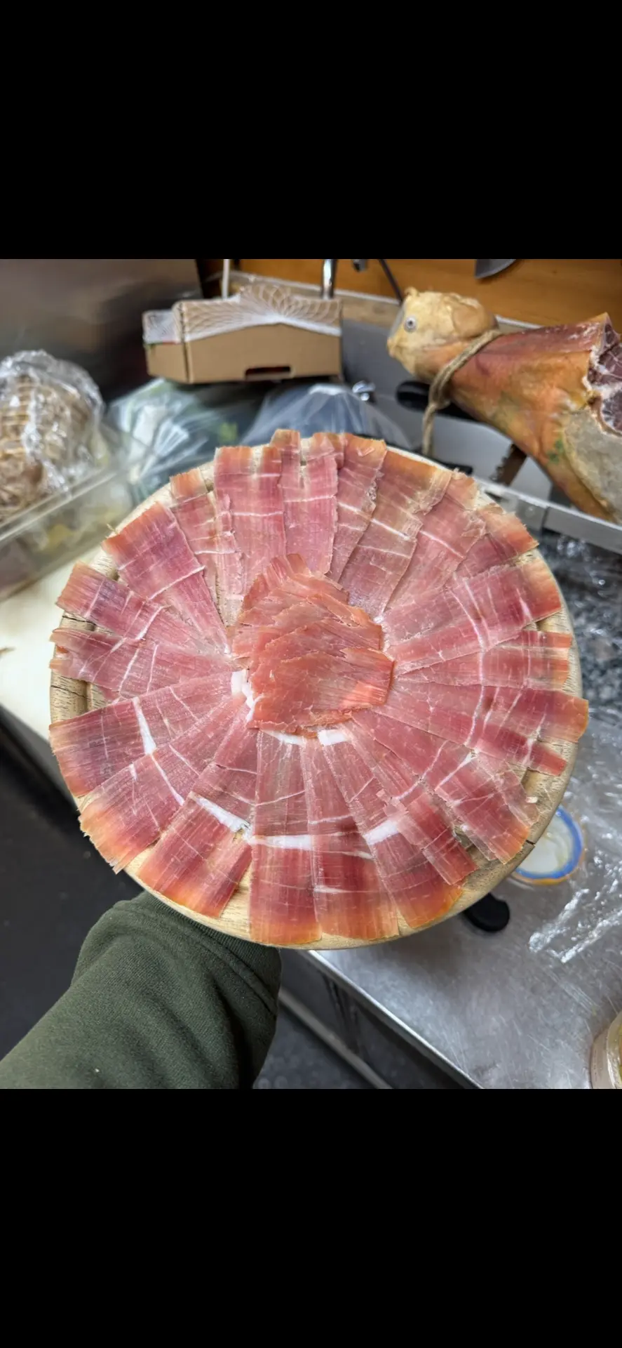 Tagliere tondo di prosciutto crudo affettato a mano