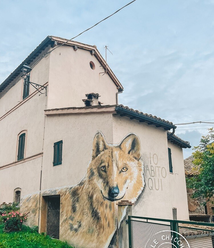 Murale dipinto sulle case di Braccano di Matelica 2