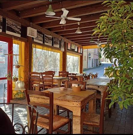 Veranda coperta del ristoro affacciata sulla via del paese