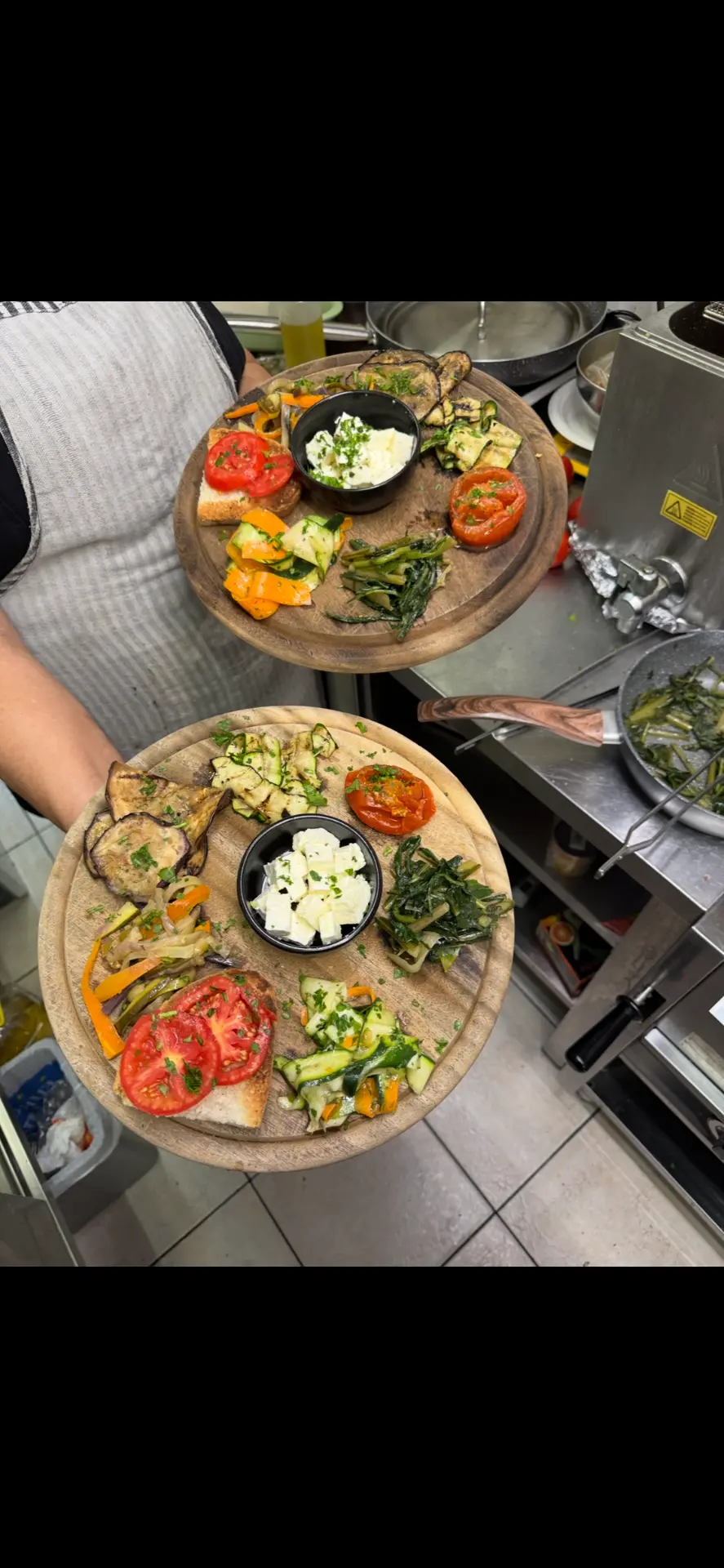 Taglieri di verdure grigliate e formaggi freschi