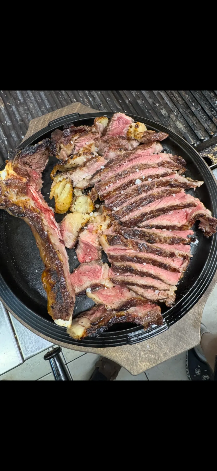 Bistecca alla brace tagliata sulla piastra in ghisa