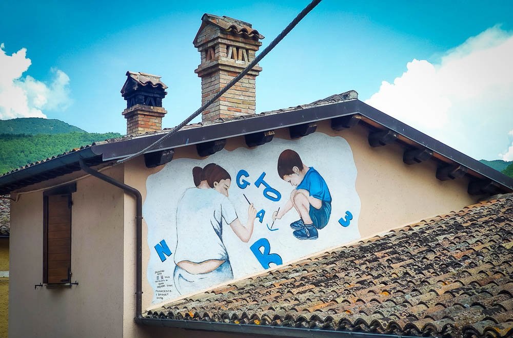 Murale dipinto sulle case di Braccano di Matelica 3