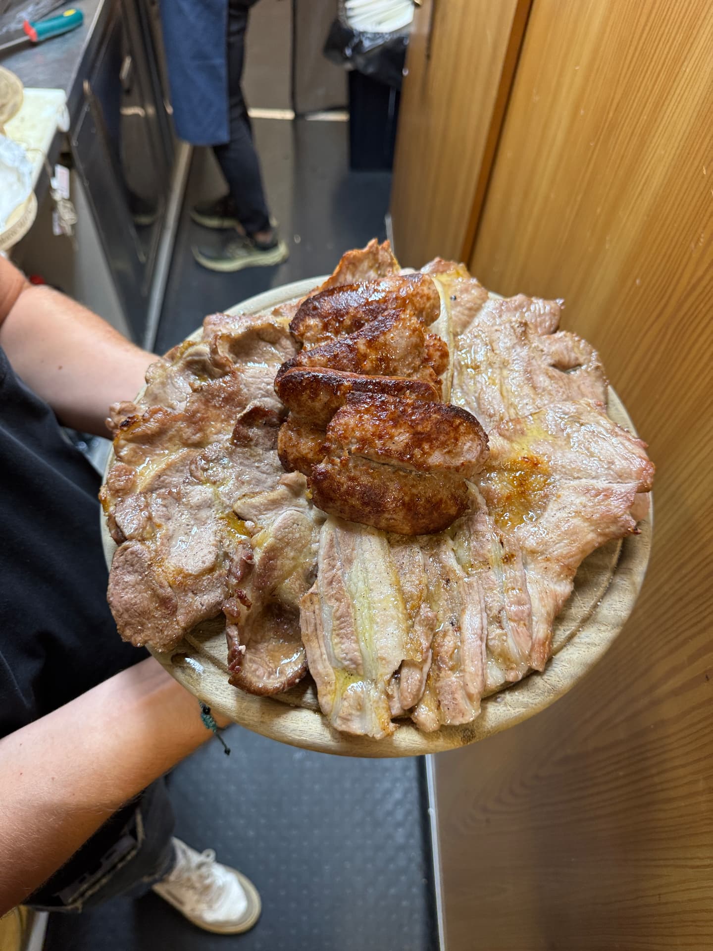Tagliere di grigliata mista appena tolta dalla brace