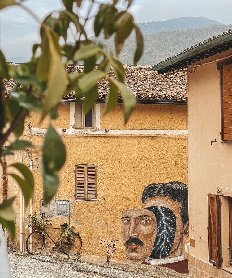 Murale dipinto sulle case di Braccano di Matelica 1